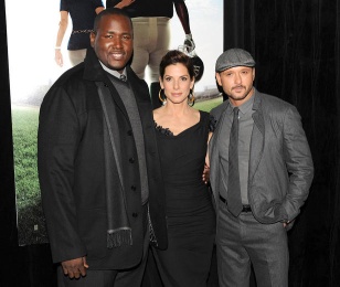 Sandra Bullock con sus coestrellas de "The Blind Side", Quinton Aaron (Michael Oher) y Tim McGraw (Sean Tuohy). Quinton Aaron ha admitido que tenía un "crush" con Bullock desde hace años